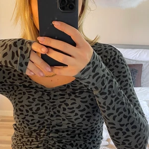 Topp från Lindex - Fin topp med justerbar framsida från Lindex, aldrig använd