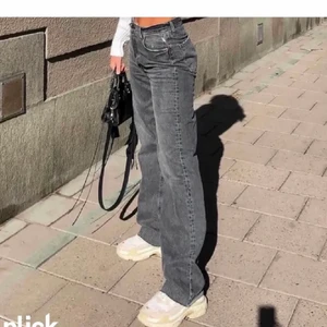 Gråa jeans  - Populära o super snygga jeans från zara, i ny skick. Storlek 34 men passar nog även 36. Köparen står för frakten ❗️lånad bild❗️