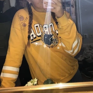 Collegetröja  - Gul collegetröja med tryck och slitningar från Gina Tricot. Väldigt fint skick 💛
