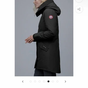 Canada goose jacka  - Använd fåtal gånger stl S men skulle kunna passa M också då den passar mig de är modellen rossclaire som ni ser på bilden. Kom gärna med bud kan säkert sänka vid snabb affär 