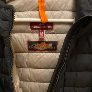 Parajumpers super light weight i nyskick - Strl M men är mer som en S. Köpt i december 2020, väldigt lite använd, som ny. Svart men går lite åt mörkgrå. 
