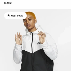 Nike Vindjacka - Supersnygg vindjacka från Nike, säljer för att den inte kommer till användning alls. Den är super skön att träna eller springa i men den är också allmänt bara jättesnygg orginalpriset är 900 kronor. 