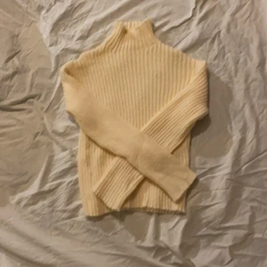 Super mysig tröja  - Super mysig stickad tröja och den kliar inte ett dugg färgen är magiskt fin och den är töjbar hadde bästella tröjan från SHEIN för 200 kr men den sitter inte så bra på mig kommer att sälja den för 90 kr som är sjukt billigt eftersom att tröjan är helt oanvänd och jag hoppas att någon av er köper den 