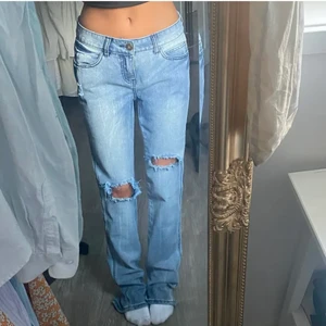 Jeans - FÖRST TILL KVARN! As snygga lågmidjade jeans från vila. Jag är 175 och sitter bra på mig i längden!💕💕 skriv för mer frågor 