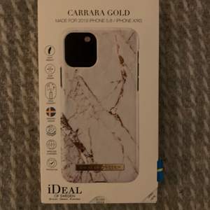 Helt nytt skal i oöppnad förpackning. Perfekt julklapp. Ord pris 299kr. Modellen Carrara Gold.  Passar iPhone XS/X. Frakt tillkommer 💖