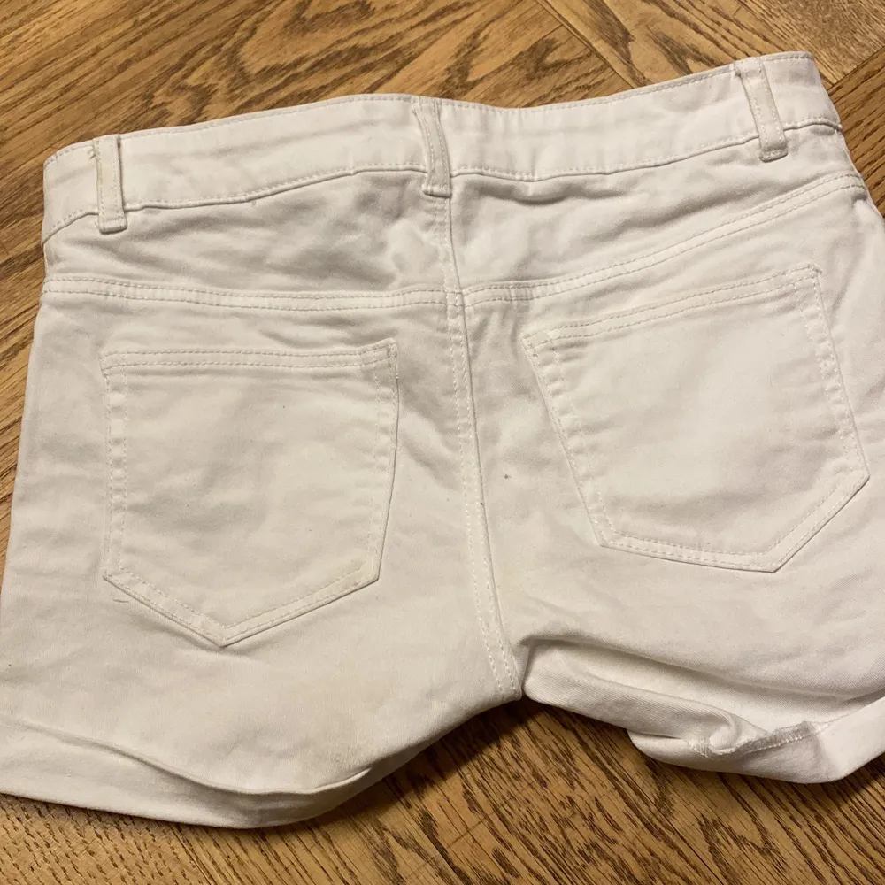 Snygga vita jeans shorts! Storlek 146. Köpt för ca 99kr men säljer för ungefär 40kr. De går inte att ändra i storleken! BUDA!!!!!!!!. Shorts.