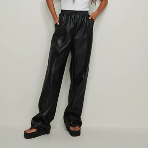 Pu-Byxor Med Elastisk Midja från nakd - de är slut sålda på sidan o köpta för 400kr, sitter jätte skönt men säljs pga inte min stil 💞