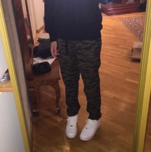 Carhartt WIP camo byxor - carhartt wip byxor i storlek S , lätt använda bra kondition