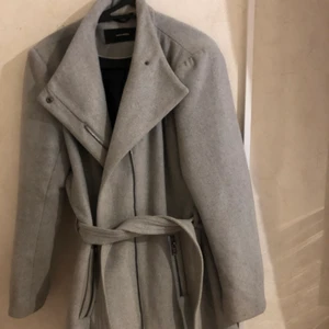 Vero Moda kappa grå xl - Säljer min vero Moda kappa i färgen grå storlek xl men den är mer som en L får fram formerna med hjälp av midjebandet 