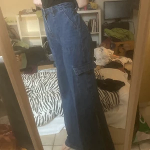 Jeans  - Fett snygga jeans med en slitt längst ner! förlåt för att min kamera e så dålig. Oanvända. 