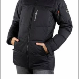 Sail Racing - Säljer min Sail Racing jacka. Storlek L, är endast ett par månader gammal så den är som ny, med andra ord i väldigt bra skick. Är en figursydd modell så den känns inte som en vanlig L utan är mindre i storleken. 