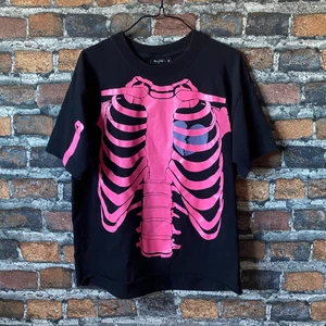 Skelett t-shirt - En frän svart tröja med tryck på. Storleken är XL, jag har klippt av den i längden så den passar mer som M nu fast oversized i axlarna. I fint skick annars. Köp nu!