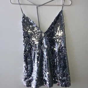 Paljett silvrig topp  - Silvrig paljetttopp. Oanvänd. 