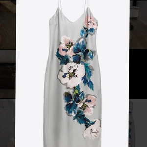 Helt ny zara klänning! - Säljer en helt magisk klänning från zara! Helt ny med prislappen kvar, endast provad! Storlek medium men då den är liten i storlek passar den S. 