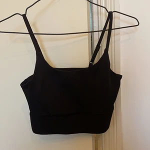 Träningstopp - Svart träningstopp, crop top, tight och fin på. Bra material. Använd flera gånger. 