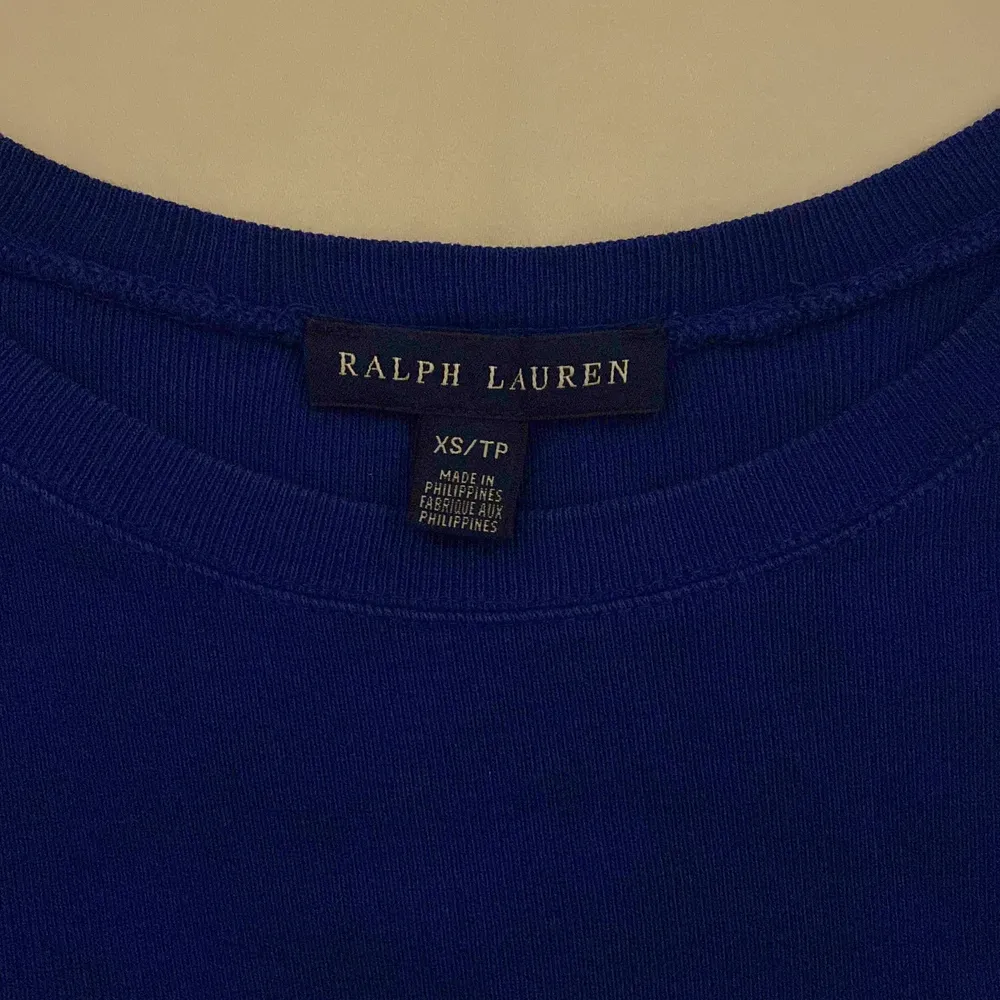 Säljer en blå Ralph lauren tröja i fint skick. Använd ex antal gånger… trivs ej i färgen. . Toppar.