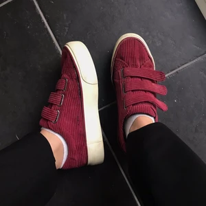 Vinröda skor - Snygga och sköna vinröda sneakers som går att justera med banden, från Bershka o köpte för flera år sedan. Kommer inte till användning 💞