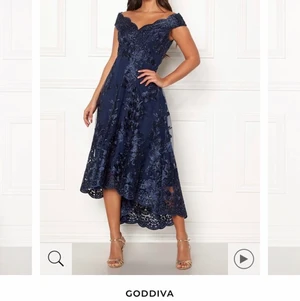 Festklänning - Säljer min fina klänning som jag bara använt under några timmar utan skador i storlek S. Frakt betalar man själv men kan också mötas upp, för mer bilder så är det bara att skriva:) 