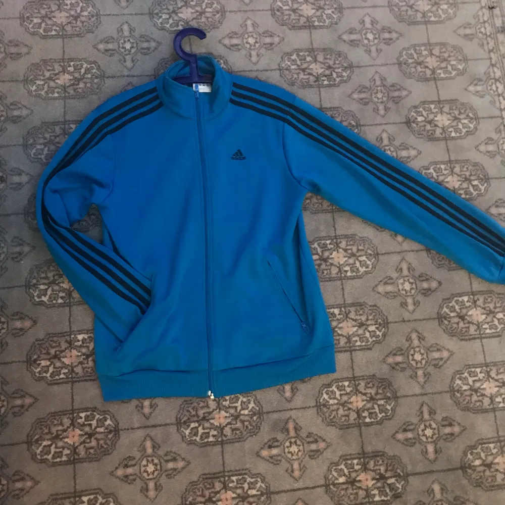 En vanlig adidas zipup i blå och svart. Stl xl men sitter som en medium. Jag är 180cm ni får bedöma stl själva🤣.. Hoodies.