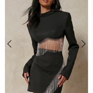 Kjol svart glitter misspap - Säljer en slutsåld kjol från misspapp som blev populär på TikTok då den inte riktigt passar mig och meckigt att skicka tillbaka. Kostade 420:- ink frakt på 100:-  Endast provad.   Här e länk till TikTok  https://vm.tiktok.com/ZM8GTYsVe/  https://vm.tiktok.com/ZM8GTrPnc/  Storlek S