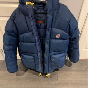 Fjällrävenjacka - Jag lägger nu ut igen en intressekoll på min fina fjällräven jacka då det blev lite strul förra gången jag la ut den🥰 Storlek S herr modell. Har ett litet litet hål i armen som inte syns, skriv för bild☺️ (Kan tänkte man att byta mot en jacka för samma värde)❤️😊 