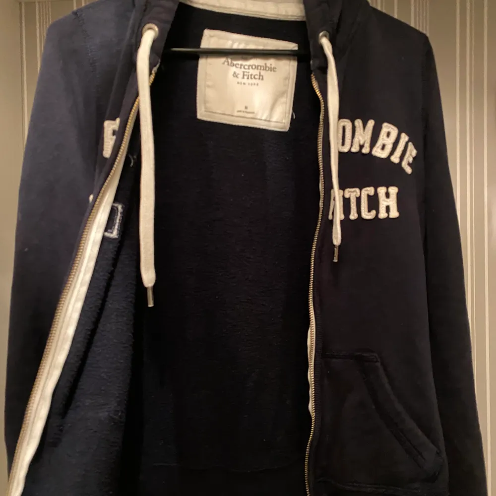 Abercrombie and fitch zip hoodie size M, men passer en S veldig fint. nesten ikke brukt så ingen bruksmerker☺️. Hoodies.