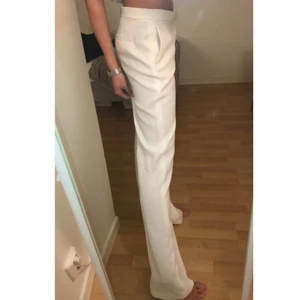 Vita kostymbyxor - Mina älskade vita kostymbyxor från Zara som inte tillverkas längre! Väldigt långa i benen, sitter supersnyggt. En liten defekt vid ”midjebandet” bak vid svanken, kan skicka bilder vid intresse ☺️ (sista bilden lånad)