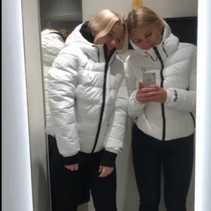 Vit jacka  - Säljer min jätte fina och varma jacka som kommer ifrån superdry köpt för kanske två månader men kommer Inte till användning då jag använder andra ❤️Välsogt bekväm och varm så passar perfekt nu till vintern❤️ Skriv privat för fler bilder ❤️