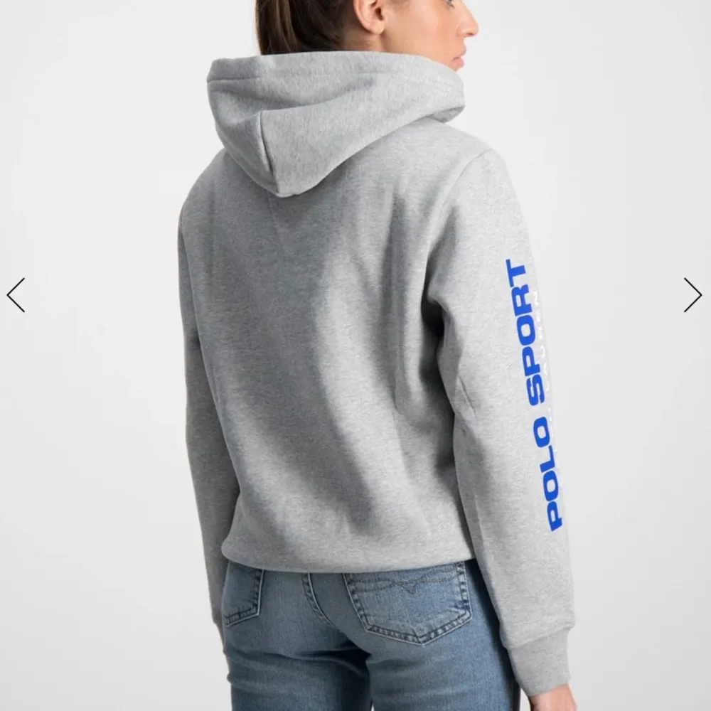 Köptes för 1000 säljer för 150:) storlek s eller xs skulle jag säga, bra skick. Hoodies.