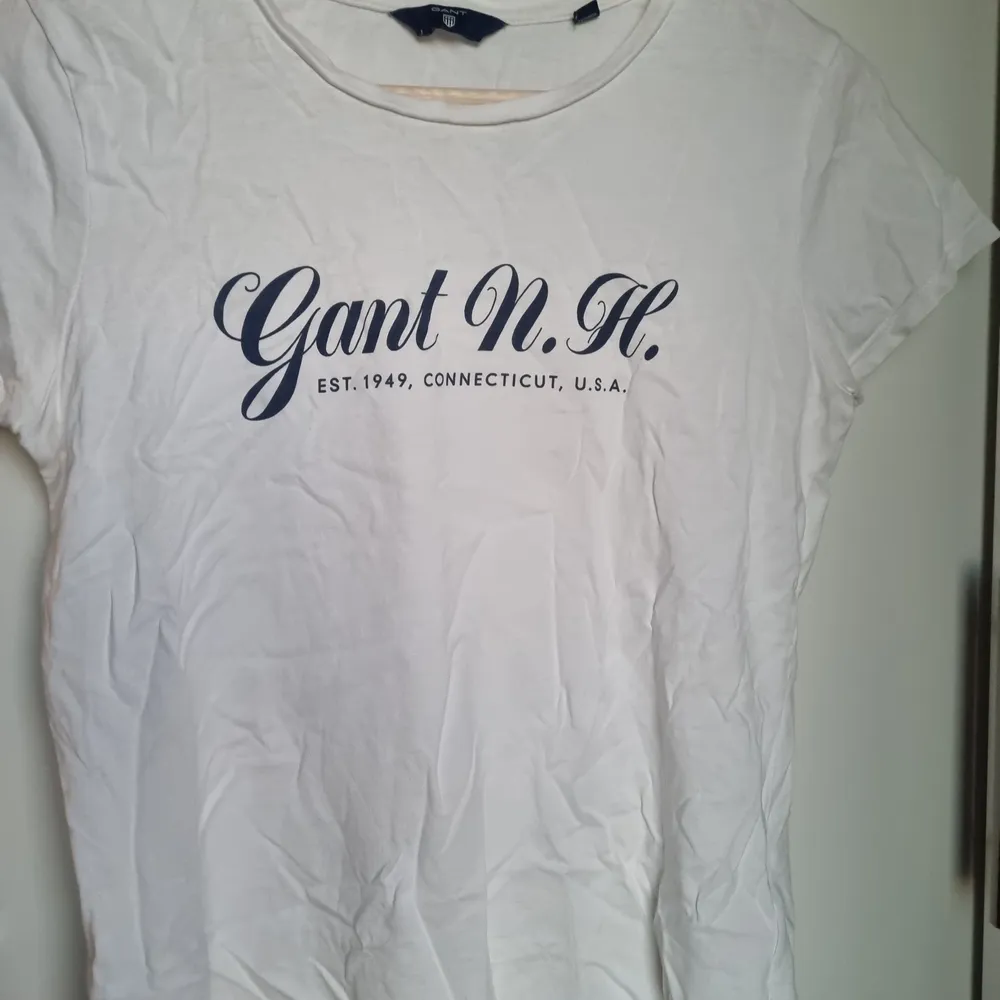 Gant T-shirt i storlek S. Inget sönder/fläckar, i bra skick.. T-shirts.