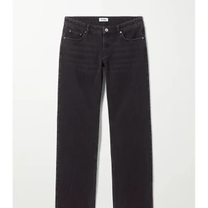 Svarta lågmidjade jeans  - INTRESSEKOLL på dessa arrow low straight jeans ifrån weekday, jättefina men jag skulle vilja ha en storlek större, så om någon vill byta mot 24/32 så går det också bra❤️ KÖP DIREKT FÖR 400