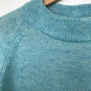 Kashmirtröja - Stickad tröja i kashmirblandning och jättefin blå färg  🦋 
