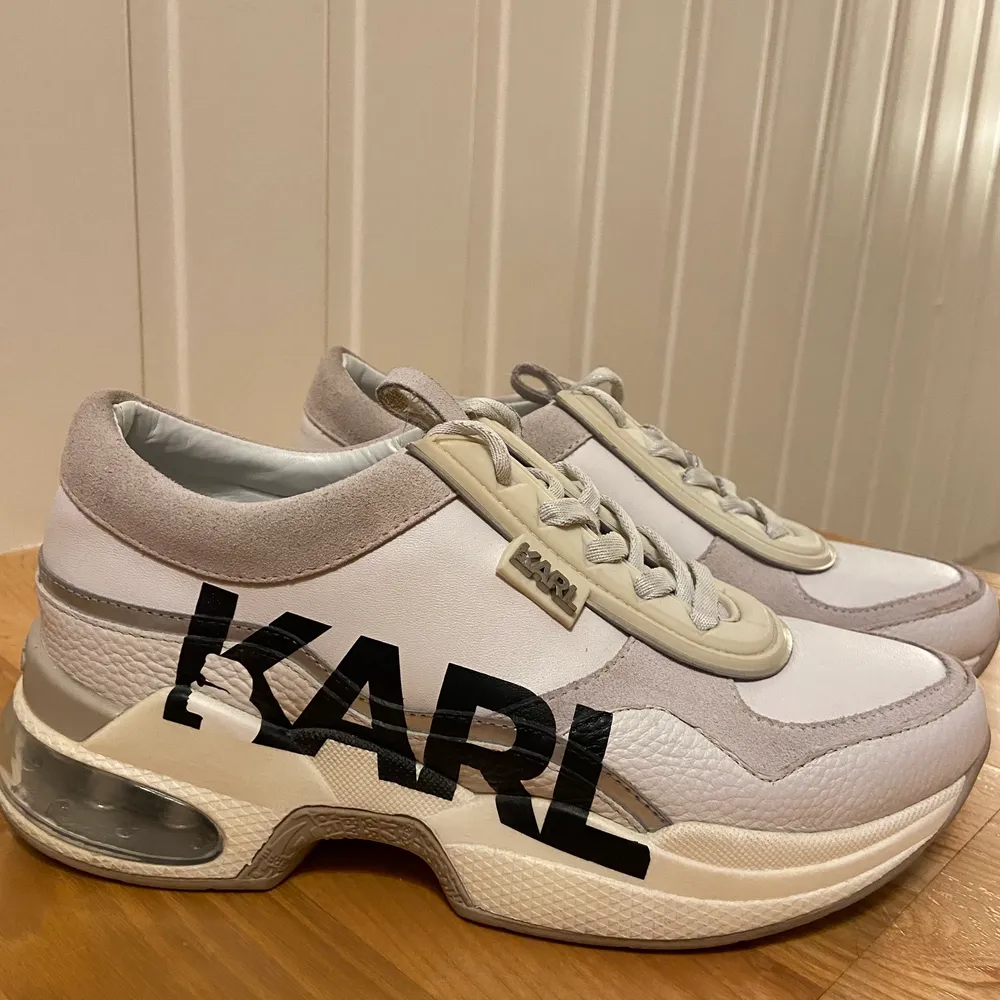Säljer dessa Karl Lagerfeld sneakers i storlek 38. Dom har använts flitigt men är forfarande i ett mycket bra skick. . Skor.