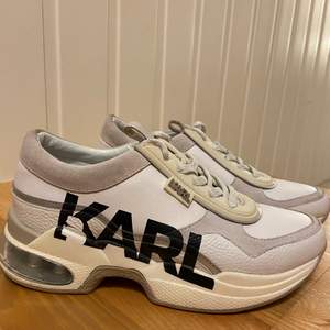Säljer dessa Karl Lagerfeld sneakers i storlek 38. Dom har använts flitigt men är forfarande i ett mycket bra skick. 