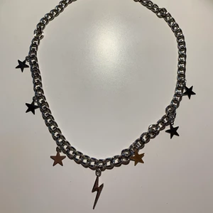 Halsband⚡️ - Snyggt halsband, säljs för 20 kr🛍⚡️                                            Köparen står för frakten = 13 kr