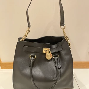 Michael Kors väska - Jätte snygg äkta Michael Kors väska, stor och perfekt hand väska som rymmer väldigt mycket, kommit till användning Max 7ggr, köpt för 3500 priset kan diskuteras 💕