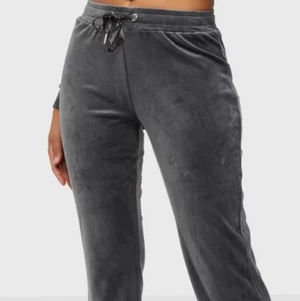 Gråa mjukisbyxor I från Gina. - Ett par gråa mjukisbyxor köpt på gina trico skönt material mm. Inga skador förutom att snörrera har åkt ut men har dom här så om köparen kan sätta in dom så är det bara att göra det. Och att den har ett litet hål på baksidan längst upp men det syns knappt enligt mig så syns det inte när jag har på mig dom, och ett ännu mindre dör fram som knapps knappt syns. Kontakta mig via frågor, mer bilder, intresserad mm.🤍