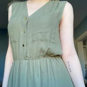En söt, casual grön-ish klänning.💚 Är i storlek 36, men tycker den är lite för stor för mig som är S. Saknar ett band i midjan. Aldrig använd och i mycket fint skick!