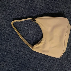 Pastellila väska - Super fin pastellila handväska från Gina Tricot i toppen skick!!