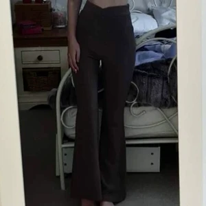 Svarta kostymbyxor  - (Inte mina bilder) Säljer dessa svarta kostynbyxor med utsvängda ben och en fin detalj som markerar midjan superbra, jättefina på men tyvärr för korta för mig som är 170! Hör av er för egna bilder 🤎 OANVÄNDA