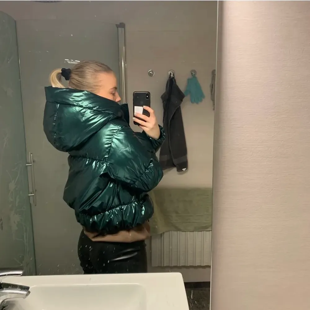 Jättecool oversized jacka från zara. Köpte här på plock förra vintern men kommer tyvärr inte till användning längre. Väldigt fint skick! Andra bilden är lånad🥰. Jackor.