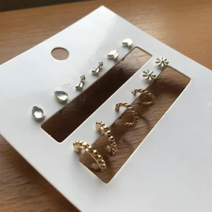 Örhängen  - Silverfärgade å guldfärgade örhängen från H&M använt max 0-1x. 1 kostar 20kr, hela paketet kostar 75kr 💫
