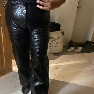 Orm skinnbyxor - Säljer mina fina skinnbyxor i orm-mönster🖤strl m och passar längden 160-170 beroende på hur långa ben man har🖤bara testade, 200kr🖤