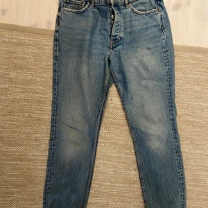 Mom jeans - Säljer mina fina momjeans från Gina, strl m, supersköna och utan defekter, 300❤️‍🔥skickar gärna bilder hur dom sitter på vid intresse