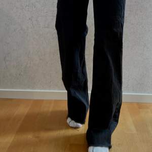 Svarta jeans från ZARA. Använda 1 gång. Storlek 36, jag är 167. 