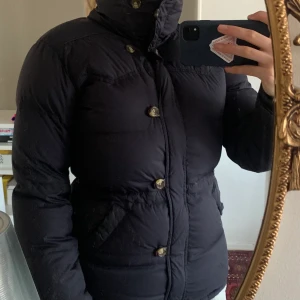 Vinterjacka - Nu säljer jag min boomerang jacka, som är perfekt för vintern när man vill ha en varm jacka men som samtidigt ska vara snygg✨💖 Det är storlek XS men är oversized så den skulle passa även till någon som har M i storlek.  