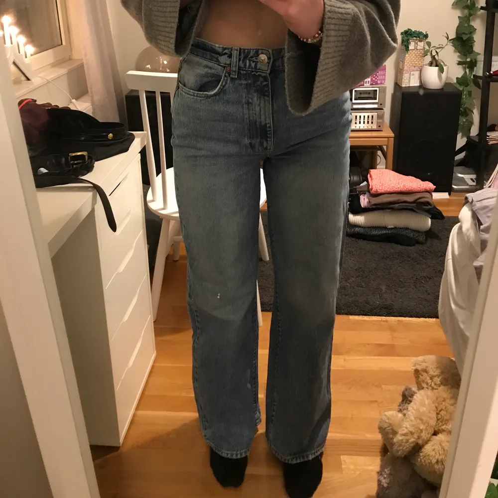 Superfina och sköna high rise jeans från gina!!! Tyvärr har lappen innuti lossnat på ena sidan men annars är de hela🤩Köparen står för frakt!❤️. Jeans & Byxor.
