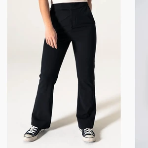 Kostymbyxor från LXA the label - Helt oanvända kostymbyxor från LXA i storleken S, korta modellen. Säljes då de inte passade mig, nypris 899kr.  