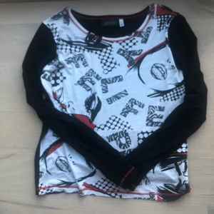 Långärmad t-shirt, tryck  - Super cool, riktigt y2k vibe! Säljer eftersom den inte används!! :( FÖRST TILL KVARN SÄLJER MYCLET ANNAT 