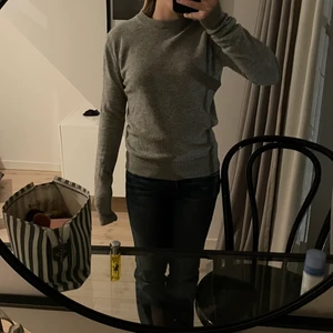 Tröja  - Säljer nu min super fina Kashmir tröja fin Uniqlo eftesom jag inte använder den så mycket! Den är som nu! Storlek S och passar mig bra dom är runt 160